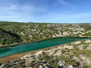 Obrovac 'ın yukarısındaki Zrmanja nehir kanyonu (Velebit Doğa Parkı, Hırvatistan) - Zrmanja Flussschlucht oberhalb von Obrovac (Naturpark Velebit, Kroatien) - Kanjon rijeke Zrmaniznje ad Obrovca (Park prirode Velebit, Hrvatska)