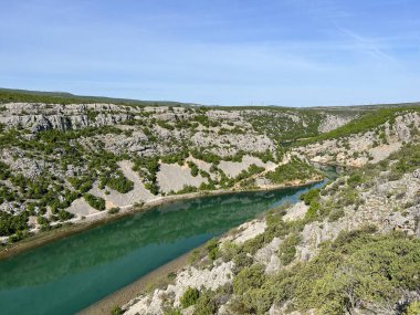 Obrovac 'ın yukarısındaki Zrmanja nehir kanyonu (Velebit Doğa Parkı, Hırvatistan) - Zrmanja Flussschlucht oberhalb von Obrovac (Naturpark Velebit, Kroatien) - Kanjon rijeke Zrmaniznje ad Obrovca (Park prirode Velebit, Hrvatska)