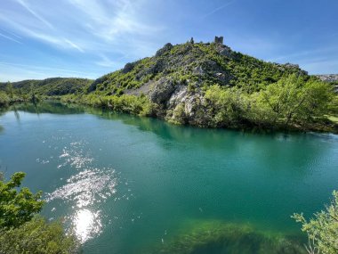 Obrovac 'ın yukarısındaki Zrmanja nehir kanyonu (Velebit Doğa Parkı, Hırvatistan) - Zrmanja Flussschlucht oberhalb von Obrovac (Naturpark Velebit, Kroatien) - Kanjon rijeke Zrmaniznje ad Obrovca (Park prirode Velebit, Hrvatska)