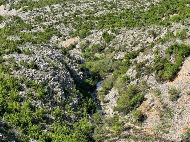 Hırvatistan 'ın Obrovac kenti yakınlarındaki Cavlinska cevizi mağarası - Cavlinska pecina ili izvorisna spilja Cavlinska pec portresi rijeke Zrmanje - Muskovci, Hrvatska