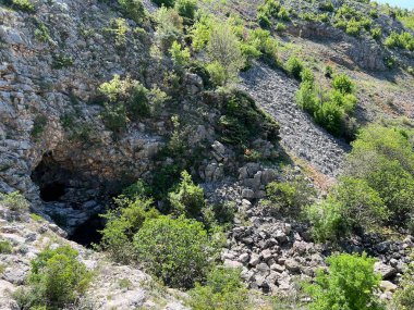 Hırvatistan 'ın Obrovac kenti yakınlarındaki Cavlinska cevizi mağarası - Cavlinska pecina ili izvorisna spilja Cavlinska pec portresi rijeke Zrmanje - Muskovci, Hrvatska