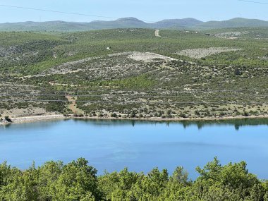 Razovac Gölü veya tersinir hidroelektrik santrali Velebit 'in düşük yapay gölü (Muskovci, Hırvatistan) - Akumulacijsko jezero Razovac ili umjetno jezero RHE Velebit (Muskovci, Hrvatska)