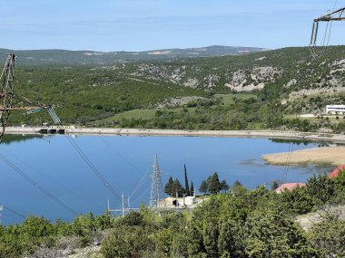 Razovac Gölü veya tersinir hidroelektrik santrali Velebit 'in düşük yapay gölü (Muskovci, Hırvatistan) - Akumulacijsko jezero Razovac ili umjetno jezero RHE Velebit (Muskovci, Hrvatska)