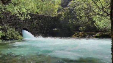Zrmanja Nehri 'nin üst tabakası ve kaynağından hemen sonra (Velebit Doğa Parkı, Hırvatistan) - Der Oberlauf des Flusses Zrmanja und unmittelbar nach der Quelle (Naturpark Velebit, Kroatien))