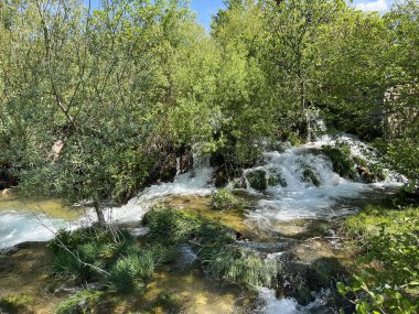 Berberov buk şelalesi Zrmanja nehrinde, Muskovci (Velebit Doğa Parkı, Hırvatistan) - Wasserfall Berberov buk am Fluss Zrmanja, Muskovci (Naturpark Velebit, Kroatien) - Tokat Berberov buk na rijeci Zrmanji, Muskovci (Park prirode Velebit, Hrvatska)