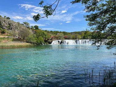 Berberov buk şelalesi Zrmanja nehrinde, Muskovci (Velebit Doğa Parkı, Hırvatistan) - Wasserfall Berberov buk am Fluss Zrmanja, Muskovci (Naturpark Velebit, Kroatien) - Tokat Berberov buk na rijeci Zrmanji, Muskovci (Park prirode Velebit, Hrvatska)