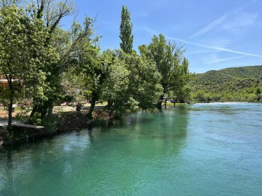 Berberov buk şelalesi yakınlarındaki Nehir Zrmanja, Muskovci (Velebit Doğa Parkı, Hırvatistan) - Naehe des Wasserfalls Berberov buk (Naturpark Velebit, Kroatien) - Rijeka Zrmanja kod şaplak Berberov buk (Park prirode Velebit, Hrvatska buk))