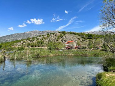 Berberov buk şelalesi yakınlarındaki Nehir Zrmanja, Muskovci (Velebit Doğa Parkı, Hırvatistan) - Naehe des Wasserfalls Berberov buk (Naturpark Velebit, Kroatien) - Rijeka Zrmanja kod şaplak Berberov buk (Park prirode Velebit, Hrvatska buk))