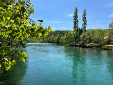 Berberov buk şelalesi yakınlarındaki Nehir Zrmanja, Muskovci (Velebit Doğa Parkı, Hırvatistan) - Naehe des Wasserfalls Berberov buk (Naturpark Velebit, Kroatien) - Rijeka Zrmanja kod şaplak Berberov buk (Park prirode Velebit, Hrvatska buk))