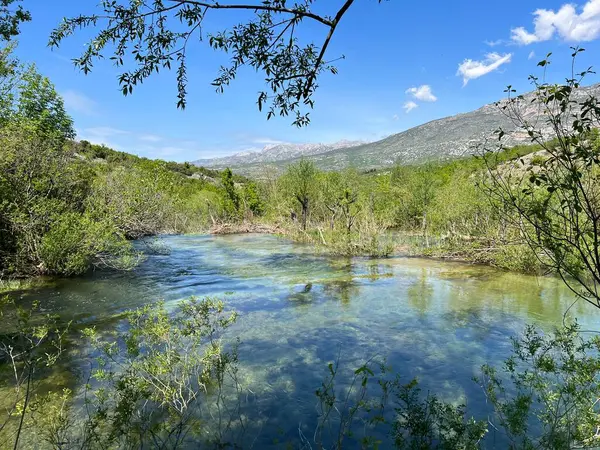 Berberov buk şelalesi yakınlarındaki Nehir Zrmanja, Muskovci (Velebit Doğa Parkı, Hırvatistan) - Naehe des Wasserfalls Berberov buk (Naturpark Velebit, Kroatien) - Rijeka Zrmanja kod şaplak Berberov buk (Park prirode Velebit, Hrvatska buk))