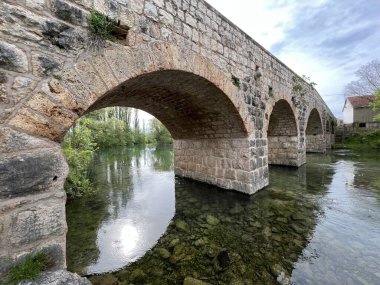 Zrmanja Nehri üzerindeki tarihi taş köprü, Kastel Zegarski (Velebit Doğa Parkı, Hırvatistan) - Historische Steinbruecke ueber den Fluss Zrmanja, Kastel Zegarski (Naturpark Velebit, Kroatien) - Povijesni kameni, Kastel Zegarski, Kastel Zegarski