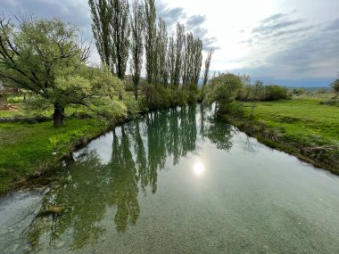 River Zrmanja, Kastel Zegarski (Velebit Doğa Parkı, Hırvatistan) - Fluss Zrmanja, Kastel Zegarski (Naturpark Velebit, Kroatien) - Rijeka Zrmanja u Kastelu Zegarskom (Park Velebit, Hrvatska Zegarskom))