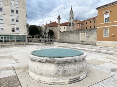 Zadar forumundaki eski sarnıç veya Zeleni trg 'deki şehir su tankı (Zadar, Hırvatistan) - Stara cisterna zadarskom forumu ili gradska vodosprema na Zelenom trgu (Zadar, Hrvatska)