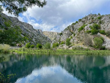 Krupa Nehri, Zrmanja 'nın sağ kolu (Velebit Doğa Parkı, Hırvatistan) - Fluss Krupa, rechter Nebenfluss der Zrmanja (Naturpark Velebit, Kroatien) - Rijeka Krupa, desna pritoka Zrmanje (Park pritoka Velebit, Hrvatska)