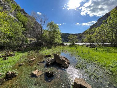 Krupa Nehri, Zrmanja 'nın sağ kolu (Velebit Doğa Parkı, Hırvatistan) - Fluss Krupa, rechter Nebenfluss der Zrmanja (Naturpark Velebit, Kroatien) - Rijeka Krupa, desna pritoka Zrmanje (Park pritoka Velebit, Hrvatska)