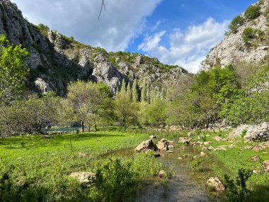 Krupa Nehri, Zrmanja 'nın sağ kolu (Velebit Doğa Parkı, Hırvatistan) - Fluss Krupa, rechter Nebenfluss der Zrmanja (Naturpark Velebit, Kroatien) - Rijeka Krupa, desna pritoka Zrmanje (Park pritoka Velebit, Hrvatska)