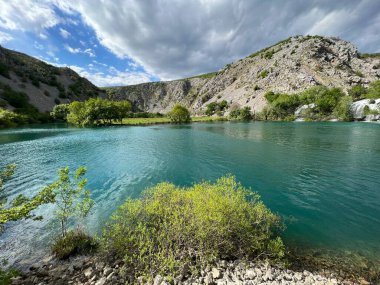 Krupa Nehri, Zrmanja 'nın sağ kolu (Velebit Doğa Parkı, Hırvatistan) - Fluss Krupa, rechter Nebenfluss der Zrmanja (Naturpark Velebit, Kroatien) - Rijeka Krupa, desna pritoka Zrmanje (Park pritoka Velebit, Hrvatska)