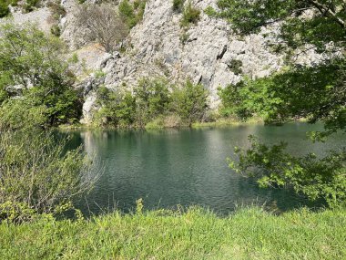 Krupa Nehri, Zrmanja 'nın sağ kolu (Velebit Doğa Parkı, Hırvatistan) - Fluss Krupa, rechter Nebenfluss der Zrmanja (Naturpark Velebit, Kroatien) - Rijeka Krupa, desna pritoka Zrmanje (Park pritoka Velebit, Hrvatska)