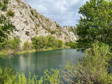 Krupa Nehri, Zrmanja 'nın sağ kolu (Velebit Doğa Parkı, Hırvatistan) - Fluss Krupa, rechter Nebenfluss der Zrmanja (Naturpark Velebit, Kroatien) - Rijeka Krupa, desna pritoka Zrmanje (Park pritoka Velebit, Hrvatska)