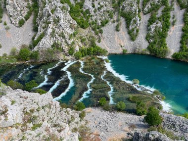 Ogrlice çağlayan çağlayanlar veya Krupa Nehri 'ndeki Deveterac şelalesi, Golubiç (Velebit Doğa Parkı, Hırvatistan) - Sedrene kaskade Ogrlice ili tokat Deveterac na rijeci Krupi, Golubic (Park prirode Velebit, Hrvatska)