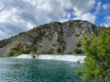 Ogrlice çağlayan çağlayanlar veya Krupa Nehri 'ndeki Deveterac şelalesi, Golubiç (Velebit Doğa Parkı, Hırvatistan) - Sedrene kaskade Ogrlice ili tokat Deveterac na rijeci Krupi, Golubic (Park prirode Velebit, Hrvatska)