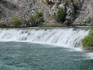 Ogrlice çağlayan çağlayanlar veya Krupa Nehri 'ndeki Deveterac şelalesi, Golubiç (Velebit Doğa Parkı, Hırvatistan) - Sedrene kaskade Ogrlice ili tokat Deveterac na rijeci Krupi, Golubic (Park prirode Velebit, Hrvatska)