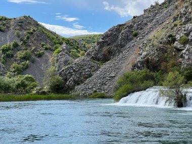 Ogrlice çağlayan çağlayanlar veya Krupa Nehri 'ndeki Deveterac şelalesi, Golubiç (Velebit Doğa Parkı, Hırvatistan) - Sedrene kaskade Ogrlice ili tokat Deveterac na rijeci Krupi, Golubic (Park prirode Velebit, Hrvatska)