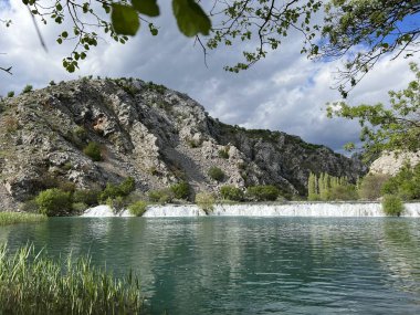 Ogrlice çağlayan çağlayanlar veya Krupa Nehri 'ndeki Deveterac şelalesi, Golubiç (Velebit Doğa Parkı, Hırvatistan) - Sedrene kaskade Ogrlice ili tokat Deveterac na rijeci Krupi, Golubic (Park prirode Velebit, Hrvatska)