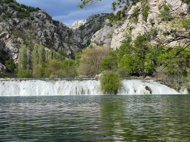 Ogrlice çağlayan çağlayanlar veya Krupa Nehri 'ndeki Deveterac şelalesi, Golubiç (Velebit Doğa Parkı, Hırvatistan) - Sedrene kaskade Ogrlice ili tokat Deveterac na rijeci Krupi, Golubic (Park prirode Velebit, Hrvatska)