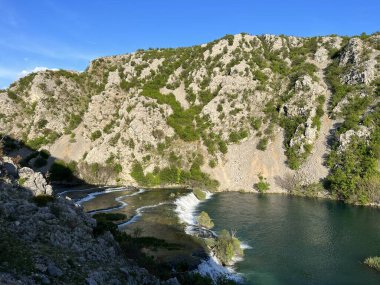 Ogrlice çağlayan çağlayanlar veya Krupa Nehri 'ndeki Deveterac şelalesi, Golubiç (Velebit Doğa Parkı, Hırvatistan) - Sedrene kaskade Ogrlice ili tokat Deveterac na rijeci Krupi, Golubic (Park prirode Velebit, Hrvatska)