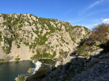 Ogrlice çağlayan çağlayanlar veya Krupa Nehri 'ndeki Deveterac şelalesi, Golubiç (Velebit Doğa Parkı, Hırvatistan) - Sedrene kaskade Ogrlice ili tokat Deveterac na rijeci Krupi, Golubic (Park prirode Velebit, Hrvatska)