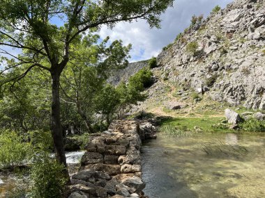 Krupa Nehri üzerindeki Kudin Köprüsü, Golubiç (Velebit Doğa Parkı, Hırvatistan) - Kudin-Bruecke am Fluss Krupa, Golubiç (Naturpark Velebit, Kroatien) - Kudin most na rijeci Krupi, Golubiç (Park prirode Velebit, Hrvatska)