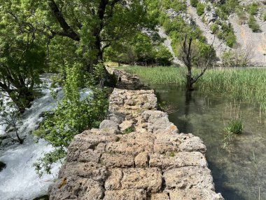 Krupa Nehri üzerindeki Kudin Köprüsü, Golubiç (Velebit Doğa Parkı, Hırvatistan) - Kudin-Bruecke am Fluss Krupa, Golubiç (Naturpark Velebit, Kroatien) - Kudin most na rijeci Krupi, Golubiç (Park prirode Velebit, Hrvatska)