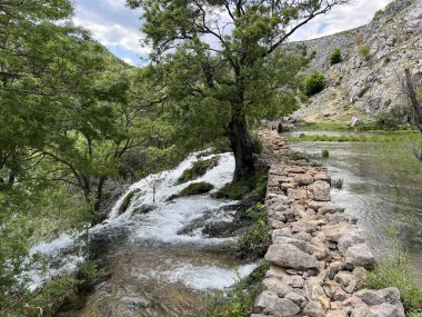 Krupa Nehri üzerindeki Kudin Köprüsü, Golubiç (Velebit Doğa Parkı, Hırvatistan) - Kudin-Bruecke am Fluss Krupa, Golubiç (Naturpark Velebit, Kroatien) - Kudin most na rijeci Krupi, Golubiç (Park prirode Velebit, Hrvatska)