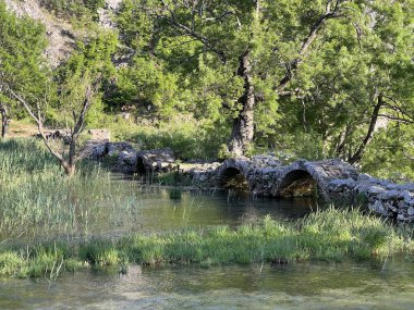 Krupa Nehri üzerindeki Kudin Köprüsü, Golubiç (Velebit Doğa Parkı, Hırvatistan) - Kudin-Bruecke am Fluss Krupa, Golubiç (Naturpark Velebit, Kroatien) - Kudin most na rijeci Krupi, Golubiç (Park prirode Velebit, Hrvatska)