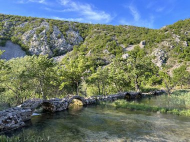 Krupa Nehri üzerindeki Kudin Köprüsü, Golubiç (Velebit Doğa Parkı, Hırvatistan) - Kudin-Bruecke am Fluss Krupa, Golubiç (Naturpark Velebit, Kroatien) - Kudin most na rijeci Krupi, Golubiç (Park prirode Velebit, Hrvatska)