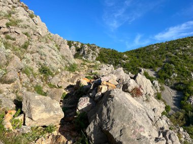 Nehir boyunca yürüyüş izleri ve Krupa kanyonu (Velebit Doğa Parkı, Hırvatistan) - Planinarske staze uz rijeku i markacije duz kanjona Krupe, pritoke Zrmanje (Park pritoke Velebit, Hrvatska)