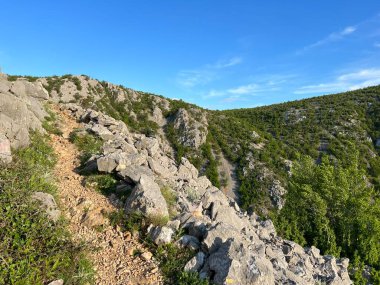 Nehir boyunca yürüyüş izleri ve Krupa kanyonu (Velebit Doğa Parkı, Hırvatistan) - Planinarske staze uz rijeku i markacije duz kanjona Krupe, pritoke Zrmanje (Park pritoke Velebit, Hrvatska)