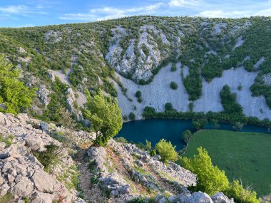Nehir boyunca yürüyüş izleri ve Krupa kanyonu (Velebit Doğa Parkı, Hırvatistan) - Planinarske staze uz rijeku i markacije duz kanjona Krupe, pritoke Zrmanje (Park pritoke Velebit, Hrvatska)