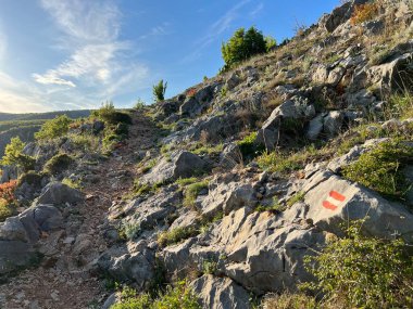 Nehir boyunca yürüyüş izleri ve Krupa kanyonu (Velebit Doğa Parkı, Hırvatistan) - Planinarske staze uz rijeku i markacije duz kanjona Krupe, pritoke Zrmanje (Park pritoke Velebit, Hrvatska)