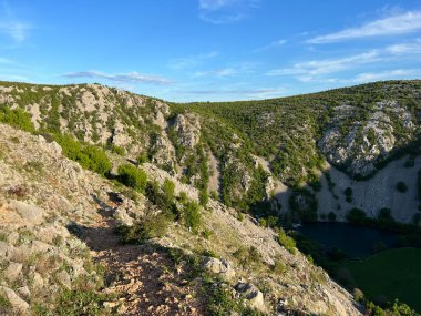 Nehir boyunca yürüyüş izleri ve Krupa kanyonu (Velebit Doğa Parkı, Hırvatistan) - Planinarske staze uz rijeku i markacije duz kanjona Krupe, pritoke Zrmanje (Park pritoke Velebit, Hrvatska)