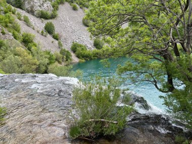 Krupa Nehri üzerindeki Kudin Köprüsü 'nün altındaki şelale, Golubic (Velebit Doğa Parkı, Hırvatistan) - Tokat podu Kudinim mostom na rijeci Krupi, Golubiç (Park prirode Velebit, Hrvatska) - der Wasserfall unter der Kudin-Bruecke am Fluss Krupa (Kroatien))