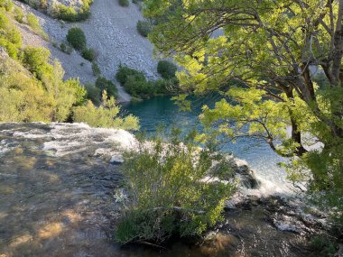 Krupa Nehri üzerindeki Kudin Köprüsü 'nün altındaki şelale, Golubic (Velebit Doğa Parkı, Hırvatistan) - Tokat podu Kudinim mostom na rijeci Krupi, Golubiç (Park prirode Velebit, Hrvatska) - der Wasserfall unter der Kudin-Bruecke am Fluss Krupa (Kroatien))