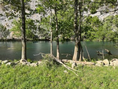 Krupa Nehri, Zrmanja 'nın sağ kolu (Velebit Doğa Parkı, Hırvatistan) - Fluss Krupa, rechter Nebenfluss der Zrmanja (Naturpark Velebit, Kroatien) - Rijeka Krupa, desna pritoka Zrmanje (Park pritoka Velebit, Hrvatska)