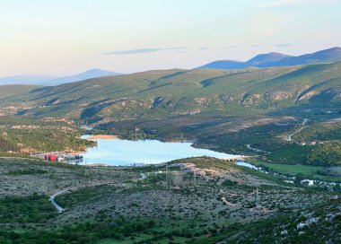 Razovac Gölü veya tersinir hidroelektrik santrali Velebit, Muskovci (Obroavc, Hırvatistan) - Akumulacijsko jezero Razovac ili donje umjetno jezero RHE Velebit, Muskovci (Obrovac, Hrvatska Velebit))