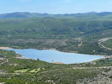 Razovac Gölü veya tersinir hidroelektrik santrali Velebit 'in alt yapay gölü (Muskovci, Hırvatistan) - Akumulacijsko jezero Razovac ili umjetno jezero RHE Velebit (Obrovac, Hrvatska, Hrvatska)