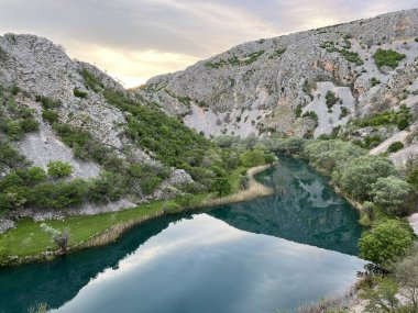 Krupa nehir kanyonu, Zrmanja 'nın sağ kolu (Velebit Doğa Parkı, Hırvatistan) - Krupa-Flussschlucht (Naturpark Velebit, Kroatien) - Kanjon rijeke Krupe, desne pritoke Zrmanje (Park prirode Velebit, Hrvatska)