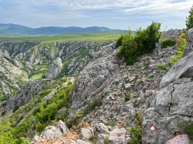 Nehir boyunca yürüyüş izleri ve Krupa kanyonu (Velebit Doğa Parkı, Hırvatistan) - Planinarske staze uz rijeku i markacije duz kanjona Krupe, pritoke Zrmanje (Park pritoke Velebit, Hrvatska)