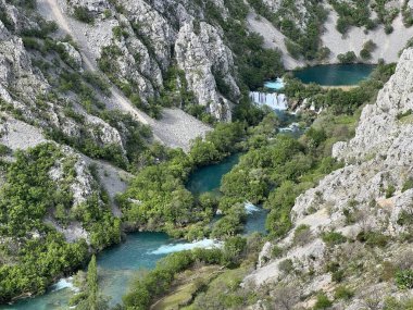 Babin Şelalesi Krupa nehrinde, Golubiç (Velebit Doğa Parkı, Hırvatistan) - Babin Wasserfall am Fluss Krupa, Golubic (Naturpark Velebit, Kroatien) - Babin şaplak na rijeci Krupi, Golubiç (Park prirode Velebit, Hrvatska)