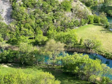 Zrmanja 'daki Krupa Nehri' nin ağzı (Velebit Doğa Parkı, Hırvatistan) - die Muendung des Flusses Krupa in Zrmanja (Naturpark Velebit, Kroatien) - Sastavci ili kullanımı Krupe u Zrmanju, Golubiç (Park prirode Velebit, Hrvatska))